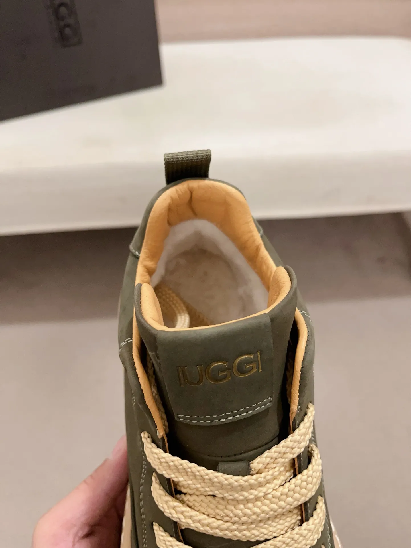 Factory price: 800💰North American men's shoes Ugg ☃️In the special sale of new high-quality men's shoes snow boots in autumn and winter, the nemesis of extreme cold weather! Made of cowhide leather, merino wool lining, and original outsole, whether driving, outdoor or daily wear, there is always one that suits you! Code number 39-44